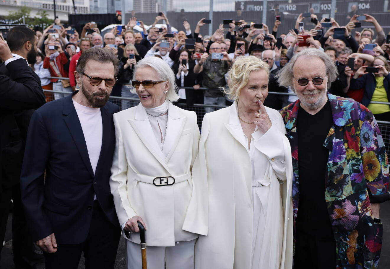 Abba-medlemmarna Bjorn Ulvaeus, Anni-Frid Lyngstad, Agnetha Fältskog och Benny Andersson på röda mattan vid premiären av Abba Voyage i London den 26 maj 2022.