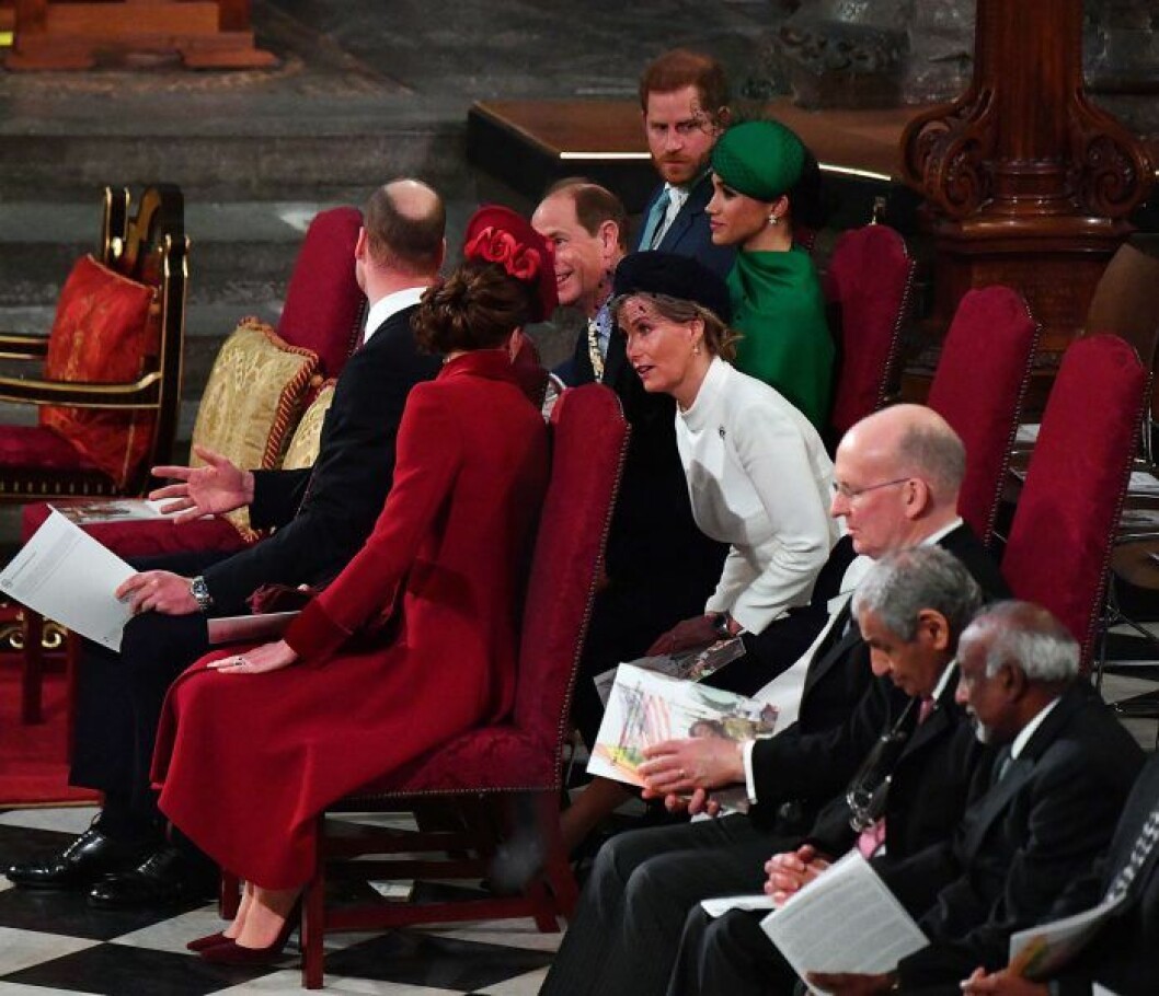 Prins William pratar med prins Edward och Sophie – men inte med sin bror. Sista uppdraget tillsammans. Prins William och Kate med Meghan och prins Harry.