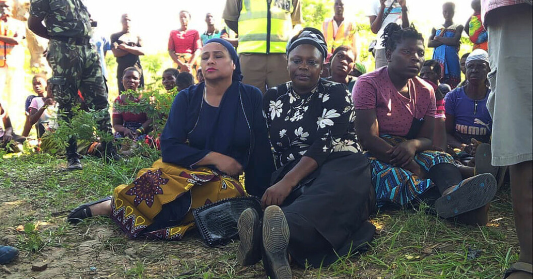 Abida Mia, minister med ansvar för vatten och rengöring, och Gladys Ganda, lokal parlamentariker, väntar på besked om fler överlevande efter att en flodhäst attackerat en båt i Malawi. Flera döda efter flodhästattack mot båt
