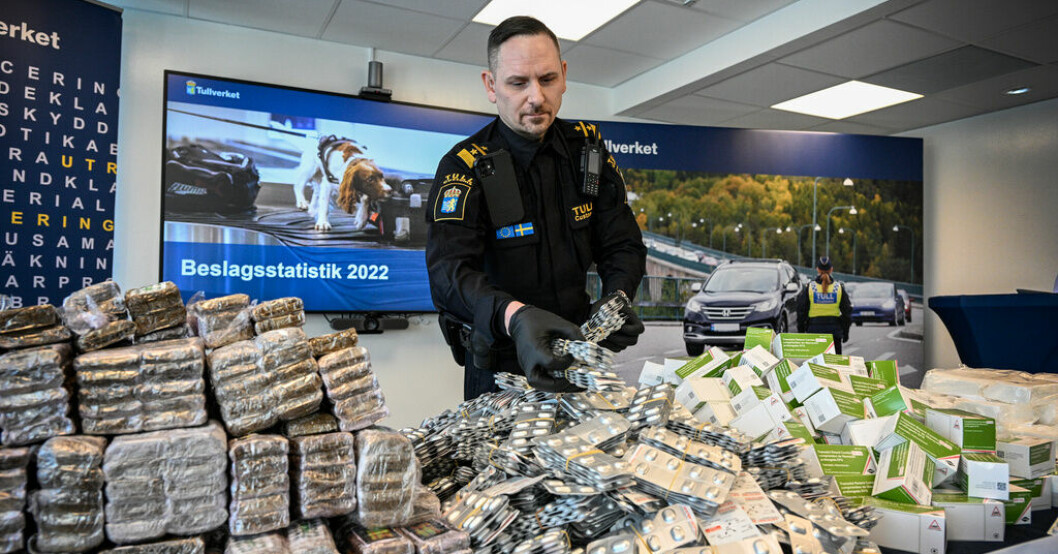 Adam Hübinette, chef för den yttre kontrollen på Arlanda flygplats, med beslag som Tullverket gjort under 2022. Färre vapen beslagtas: Otroligt svåra att hitta