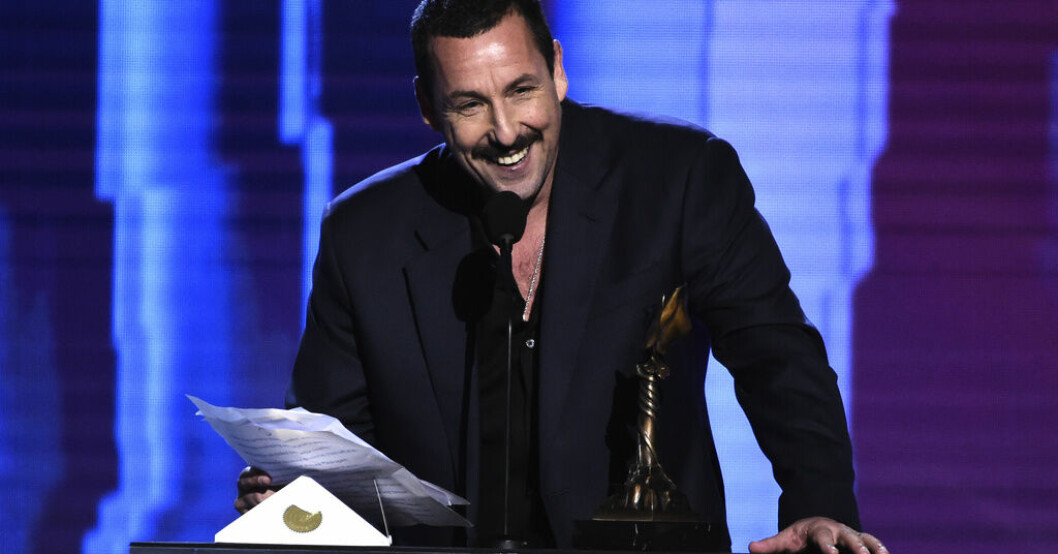 Adam Sandler under sitt tacktal efter att ha prisats för "Uncut gems" vid Independent spirit awards i februari 2020. Arkivbild. Adam Sandler tilldelas fint humorpris