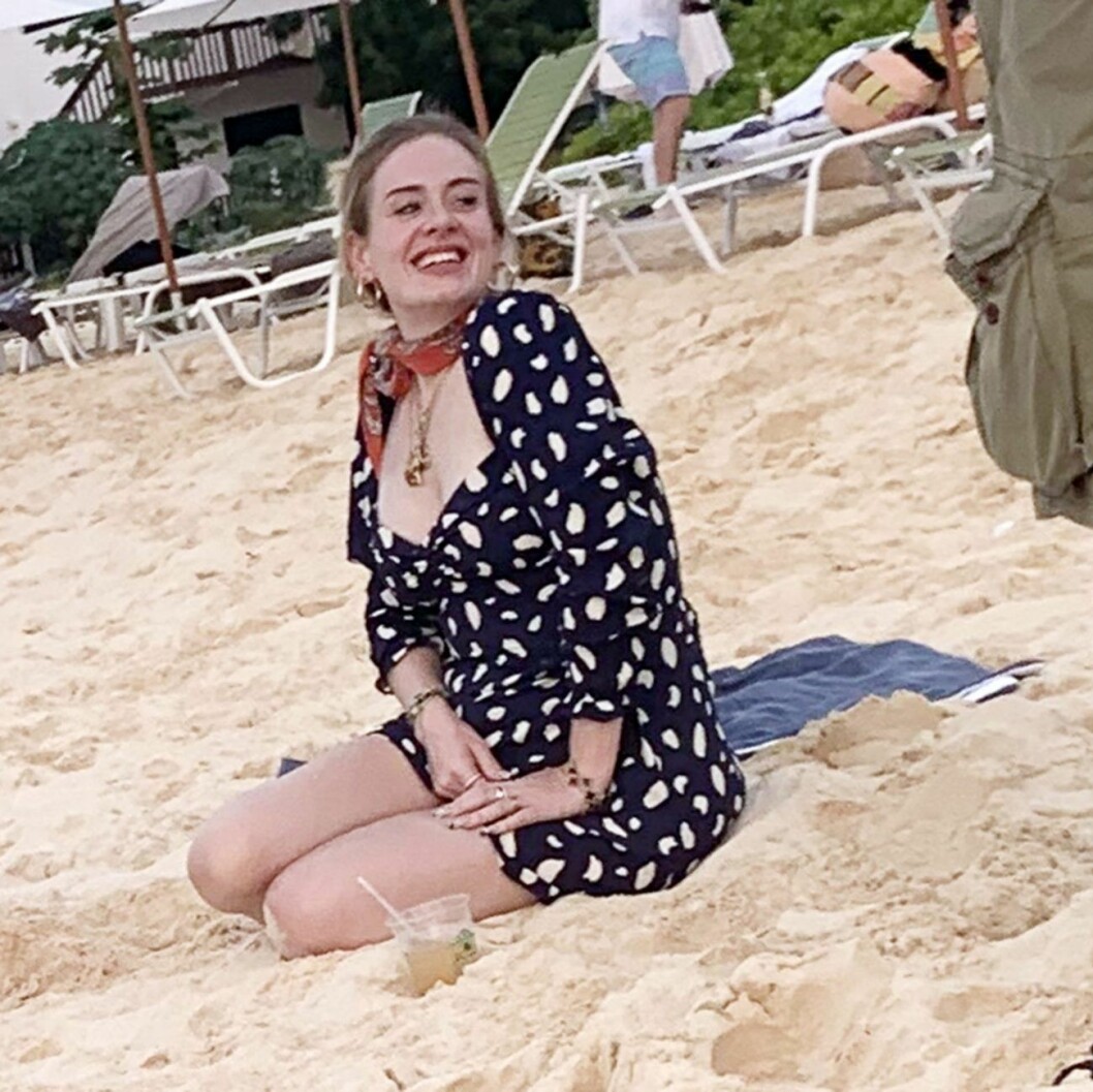 Adele under sin resa i Karibien. Adele oigenkännlig efter skilsmässan