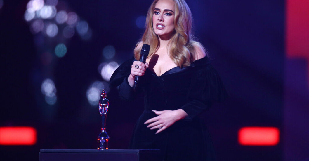 Adele sjunger och kör bil samtidigt i finalen av "The late late show". Arkivbild. Adele blir James Cordens sista carpool-gäst