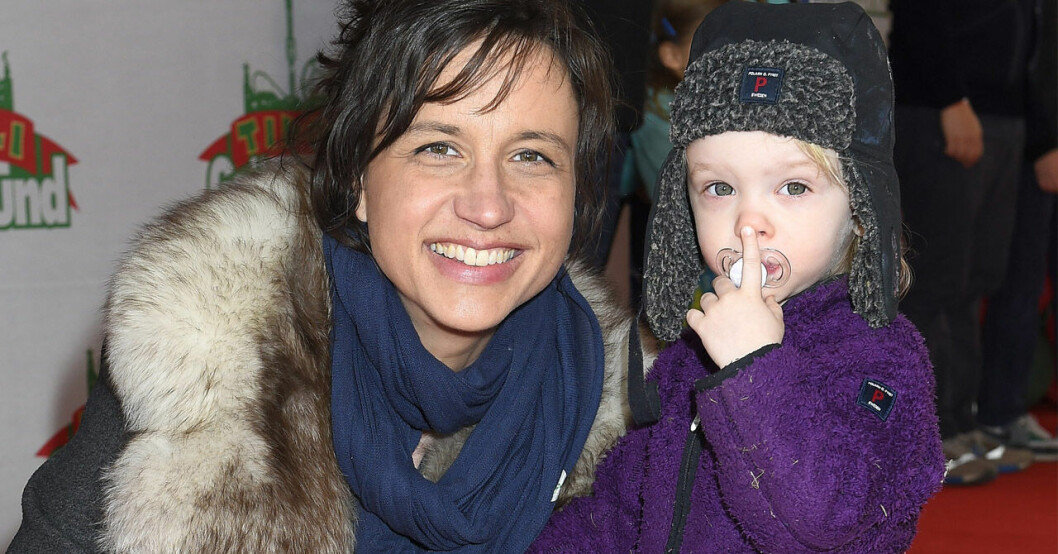 Petra Mede tillsammans med sin då 3-åriga dotter Adeline på Gröna Lunds premiär 2015. Petra Mede och dottern Adeline
