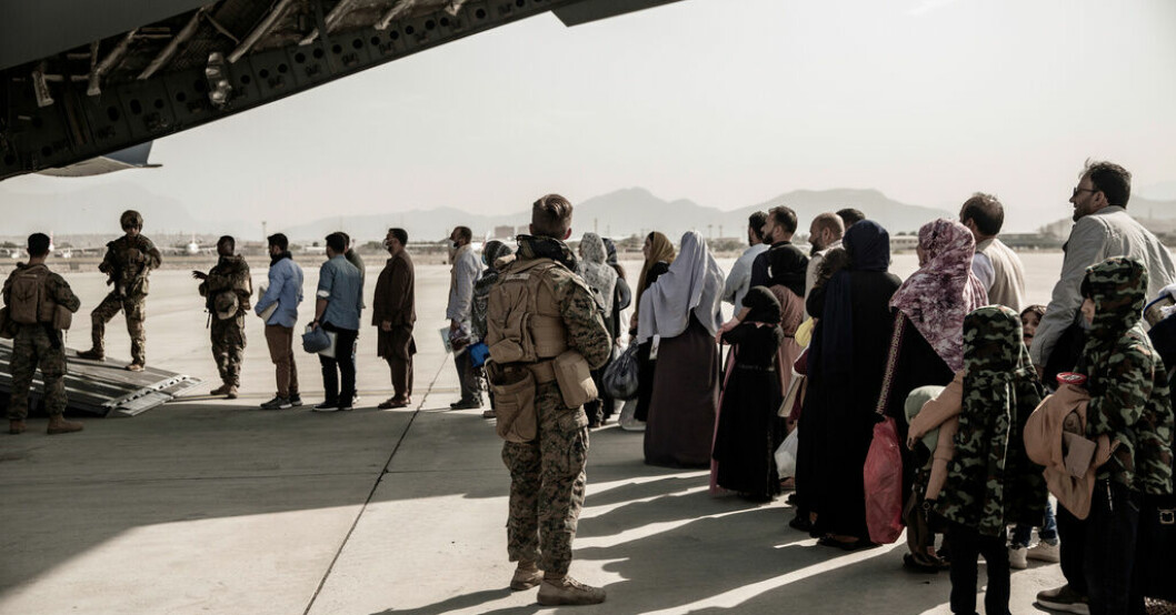 Afghaner väntar på att evakueras av amerikansk militär på Kabuls internationella flygplats i augusti 2021. Arkivbild. Larm: Evakuerade afghaner "inlåsta" i Emiraten
