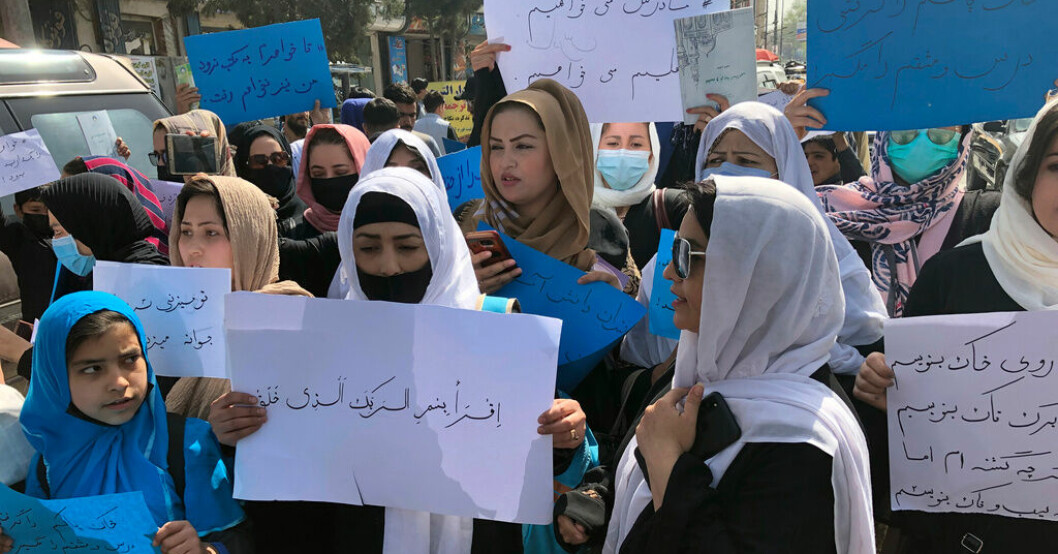 Afghanska kvinnor i en protest mot talibanernas behandling av kvinnor i Kabul i mars 2022. Arkivbild. FN rasar mot talibanbeslut om kvinnoförbud