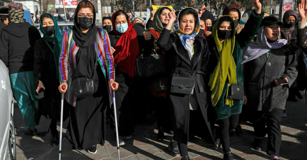 Afghanskor under en protest i december mot att talibanregimen stoppat kvinnor från landets universitet. Arkivbild. Våld mot kvinnor ger visumstopp till EU
