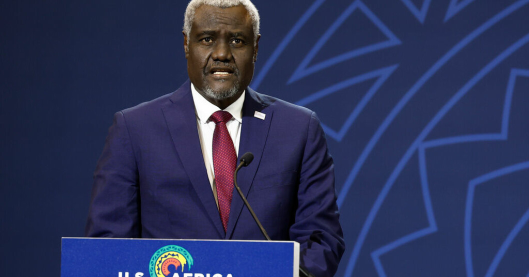 AU-topp till Sudan för att medla