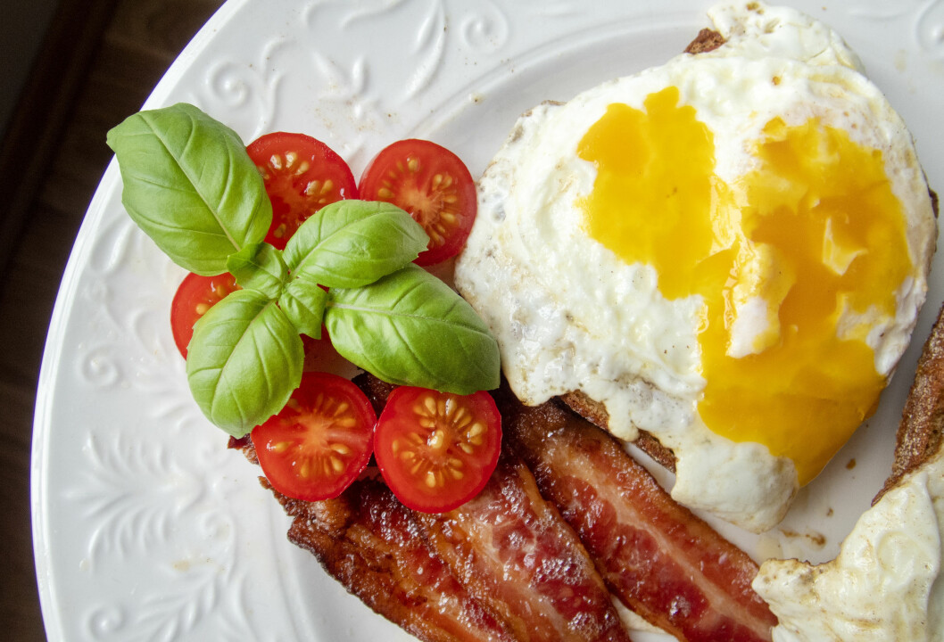 De frivilliga bjuds på en rejäl - klassisk brittisk - frukost med ägg och bacon.