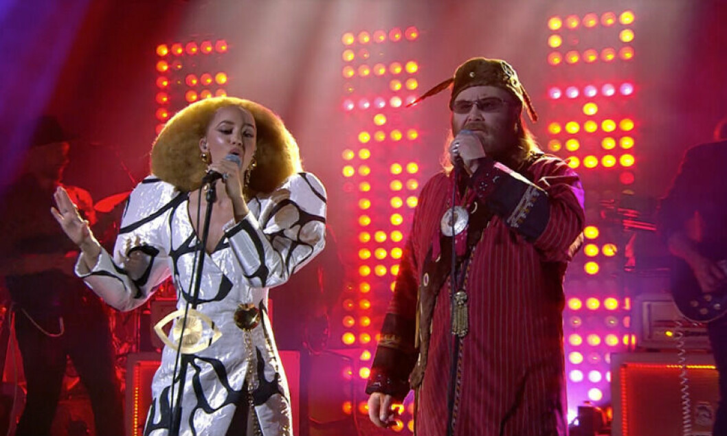 Agnes Carlssons och Roger Pontare framförde en låt tillsammans under sändningen av <span class=" italic" data-lab-italic_desktop="italic">På spåret</span> 2022 den 18 februari. Agnes Carlssons afroperuk i På spåret 2022.