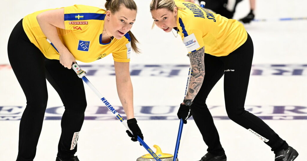 Agnes Knochenhauer och Sofia Mabergs under VM tidigare i år. Arkivbild. Lag Hasselborg utslaget – utan Anna Hasselborg
