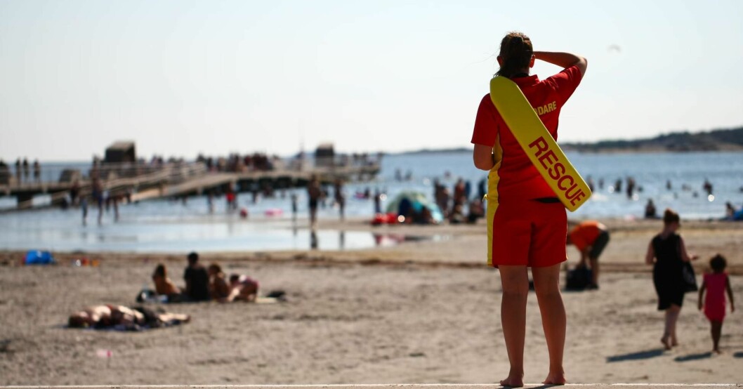 Många föräldrar tittar ofta ned i telefonen på stranden och tappar bort sina barn. För livräddarna på Askimsbadet läggs mycket av jobbet på att hitta borttappade barn. Livräddaren Agnes von Essen