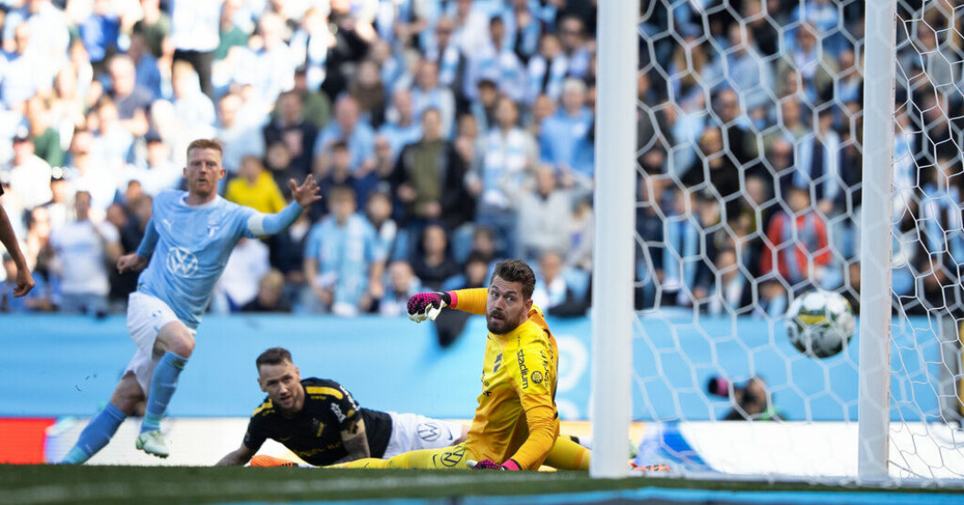 AIK:s målvakt Kristoffer Nordfeldt och mittbacken Alexander Milosevic ser Anders Christiansens avslut gå in till slutresultatet 3–1 till hemmalaget Malmö FF. Krisande AIK föll borta mot suveränen MFF