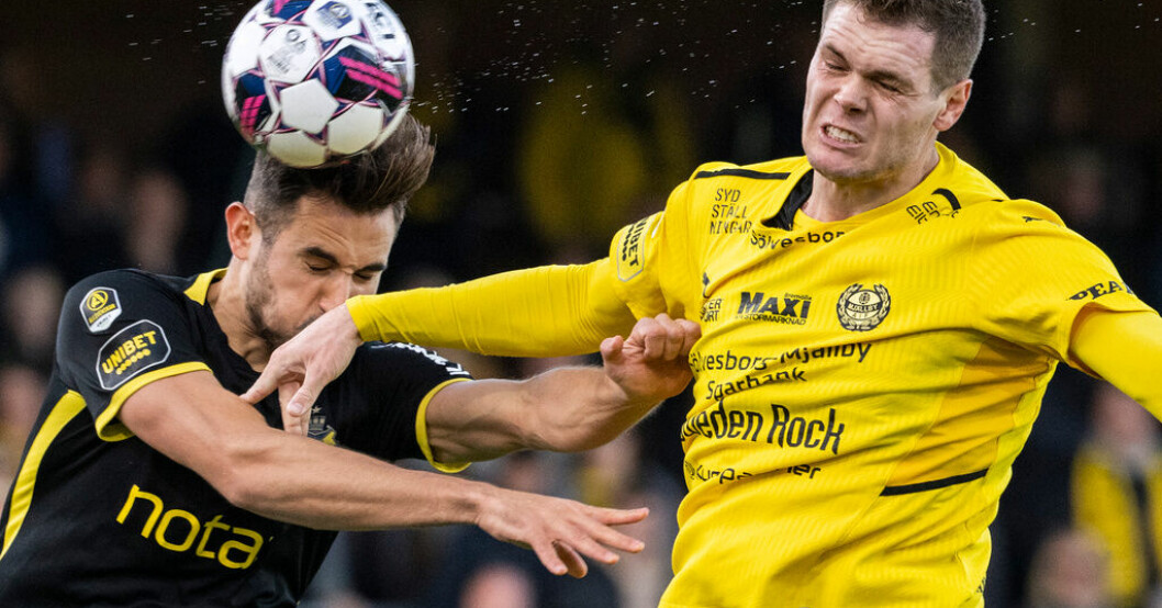 AIK:s Sotirios Papagiannopoulos och Mjällbys Jacob Bergström i en nickduell i det allsvenska mötet mellan lagen i oktober 2022. Spelarna på bilden är inte specifikt utpekade i studien. Förhöjd demensrisk bland allsvenska spelare