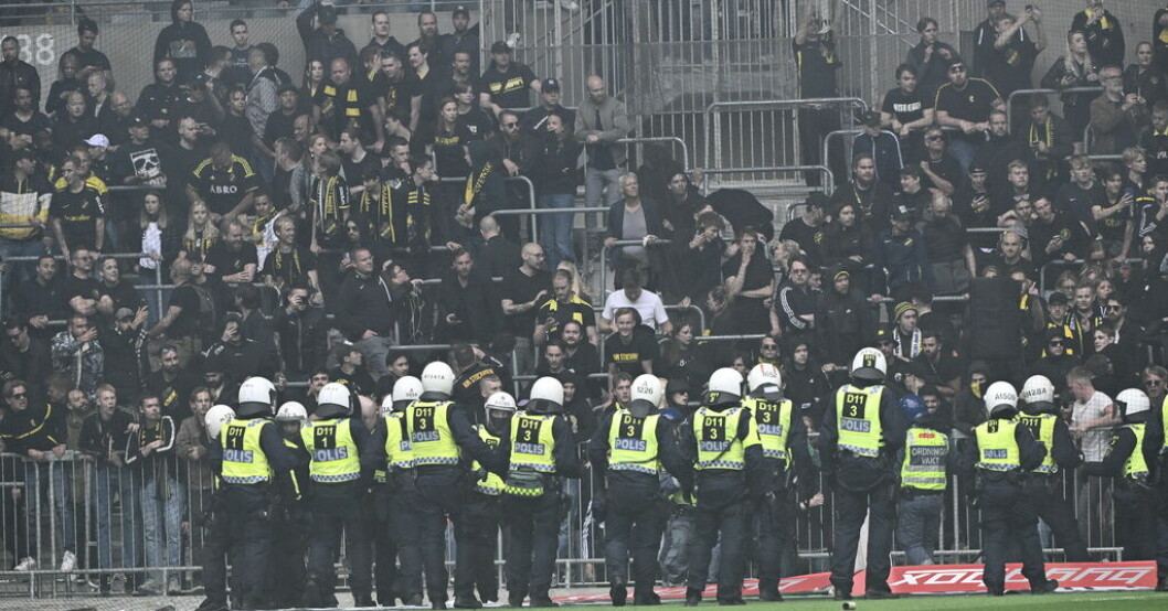 AIK-anhängare gick till attack mot polisen i samband med söndagens förlustderby mot Djurgården på Tele2 arena. AIK ligger näst sist i allsvenskan. Polisen om derbyt: Vi kommer ta flera stycken