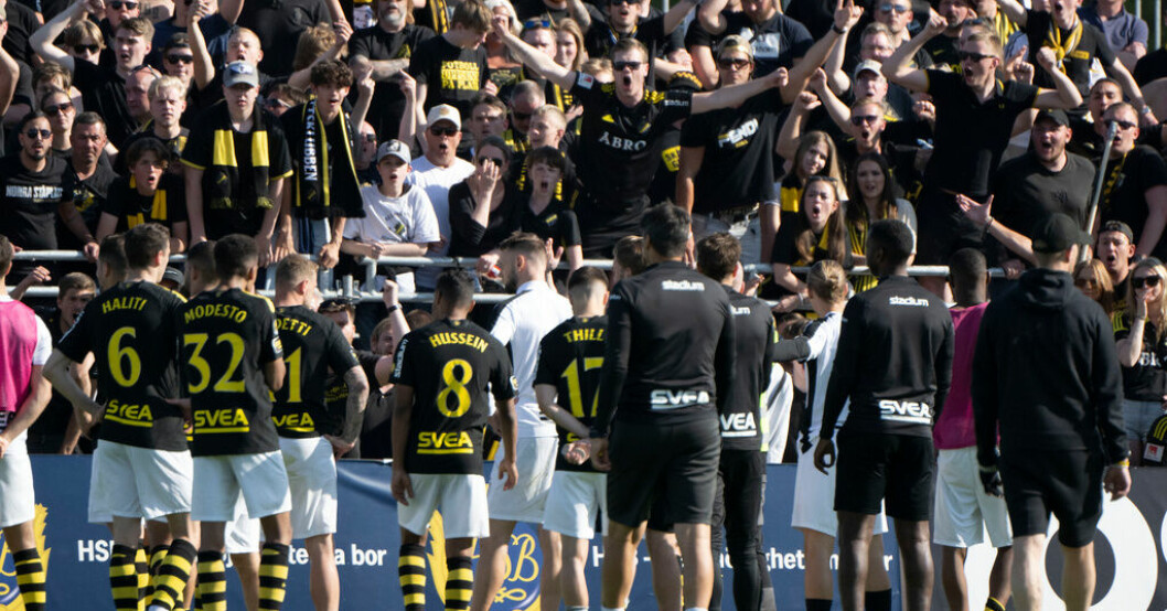AIK-spelarna i diskussion med tillresta supportrar. Förtroendet kvar för Brännström – trots ny förlust