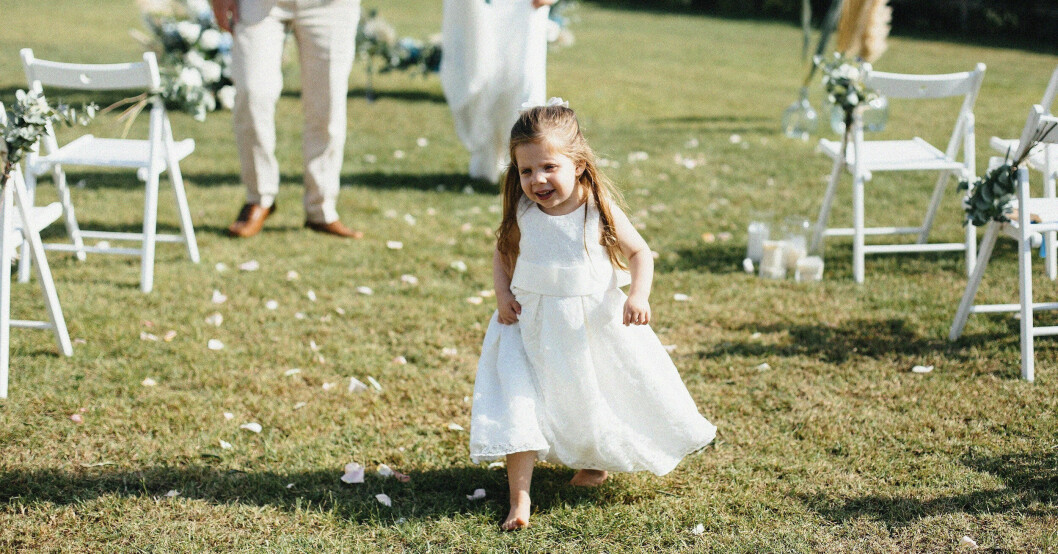 Florence Swaffield, 3, var överlycklig och sprang runt på mamma Phoebes och pappa Joes bröllop för ett år sedan. Florence Swaffield
