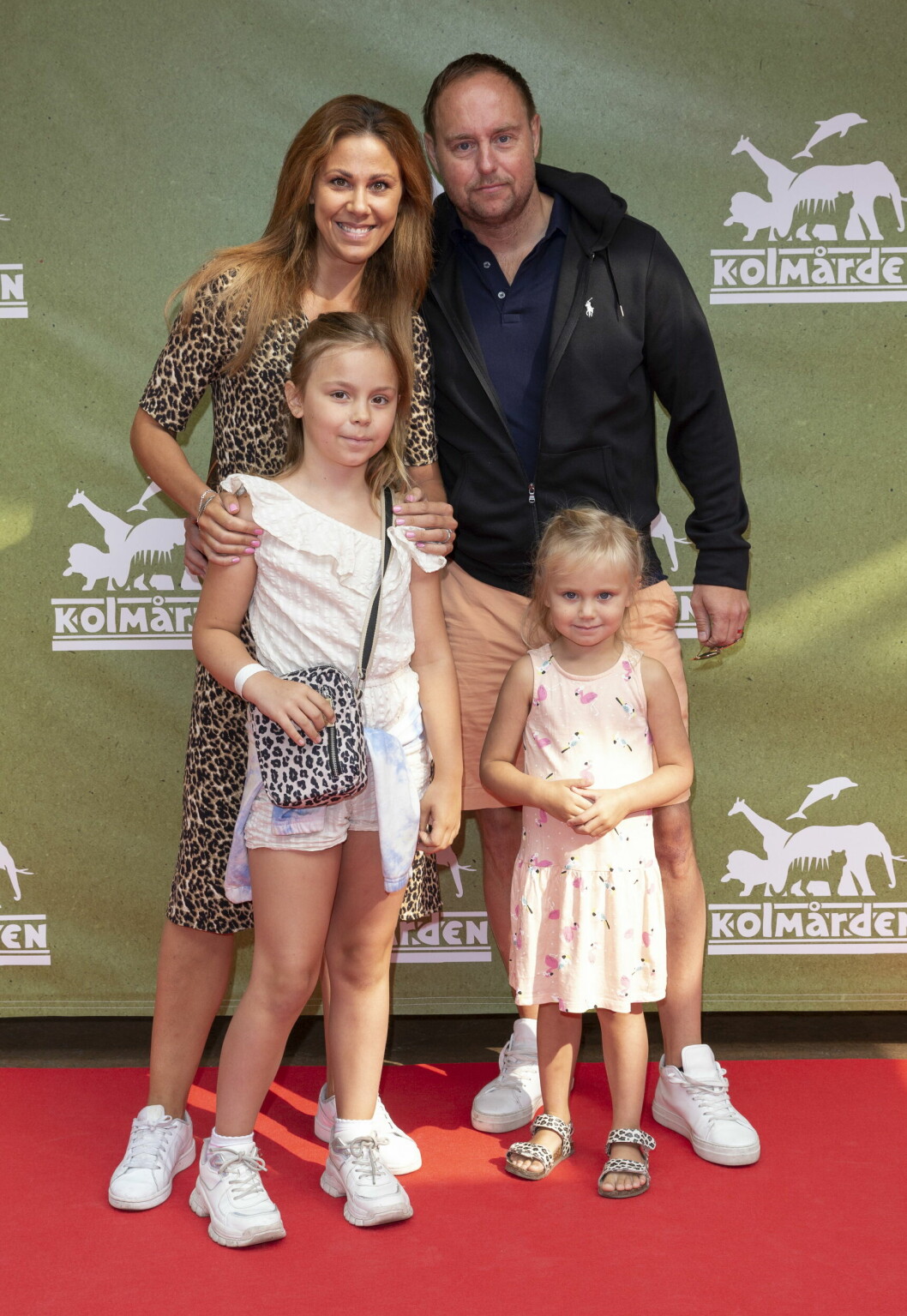 Äkta makarna Johan Edlund och Sofia Geite tillsammans med döttrarna Elsa och Ester på Kolmårdens nya delfinshow år 2021. Äkta makarna Johan Edlund och Sofia Geite tillsammans med döttrarna Elsa och Ester på Kolmårdens nya delfinshow år 2021.