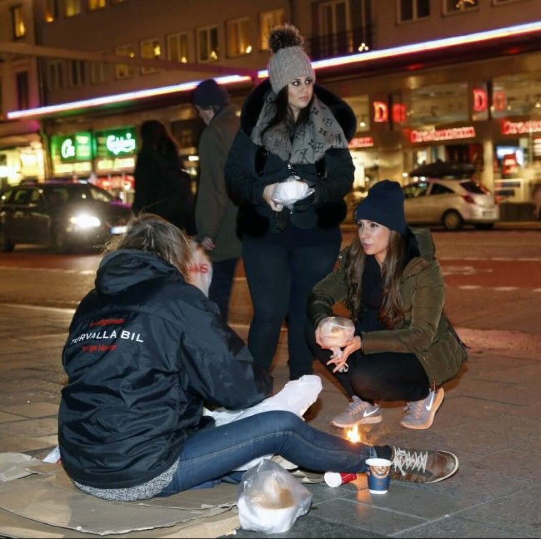 Kockarna stannar en stund på Götgatan och pratar med hemlöse Tommy. Kockarna stannar en stund på Götgatan och pratar med hemlöse Tommy.