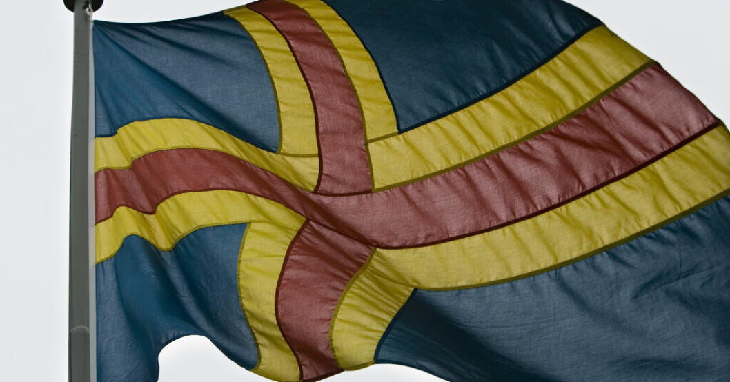 Ålands flagga. Landskapet är den region i EU som har tredje längst förväntad livslängd. Arkivfoto. Lång livslängd på Åland