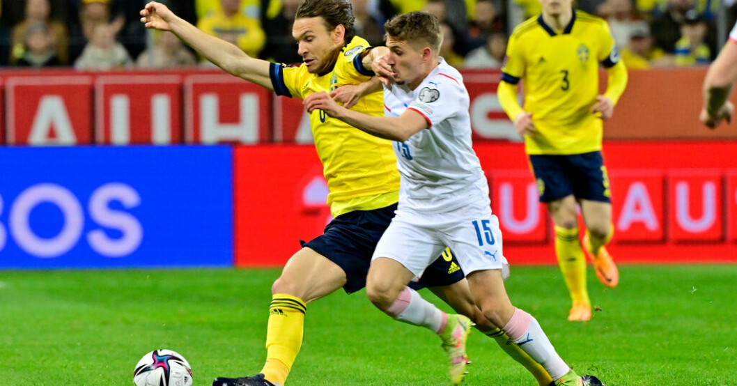 Albin Ekdal i duell med Tjeckiens Michal Sadílek i mars förra året – mittfältsveteranens senaste landskamp. Arkivbild. Tillbaka efter ett år: "Albin är vrålsugen"
