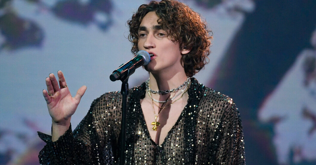 Albin Tingwall när han framförde låten ”Tenerife sea” av Ed Sheeran. Albin Tingwall på scen i semifinalen av Idol 2022.