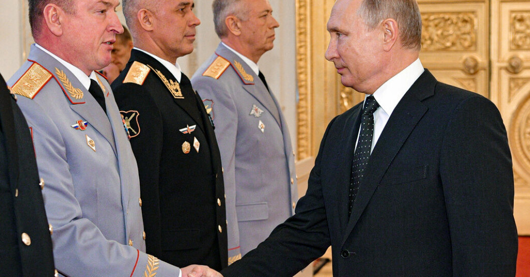 Aleksandr Lapin, till vänster i bild, ersätts av Andrej Mordvitjev. Arkivbild från 2018. Ny rysk militär befälhavare – igen