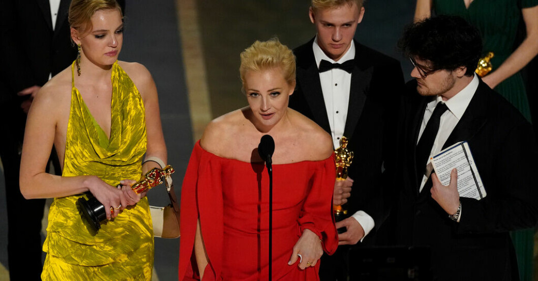 Aleksej Navalnyjs dotter Darja, hustru Julia och sonen Zachar tog tillsammans med regissören Daniel Roher emot pris för bästa dokumentär vid söndagens Oscarsgala. Navalnyj tackar för Oscar
