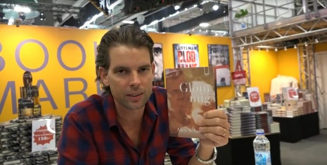 Alex Schulmans bok “Glöm mig” handlar om hans uppväxt med sin alkoholiserade mamma.