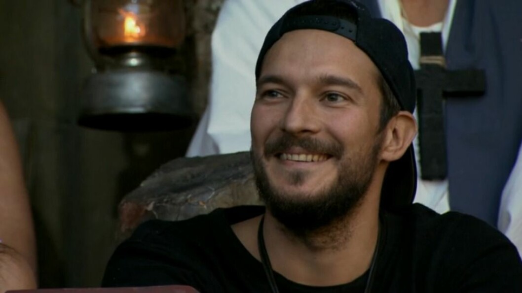 Alexander Vörös blir nervös över det oväntade besöket. Alexander Vörös blir nervös över det oväntade besöket.