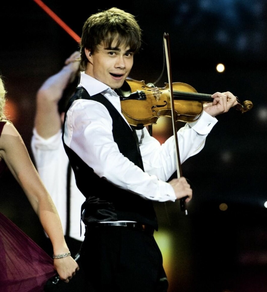 Alexander med sin fiol på scen. FOTO: Pontus Lundahl/TT Alexander Rybak ESC 2009