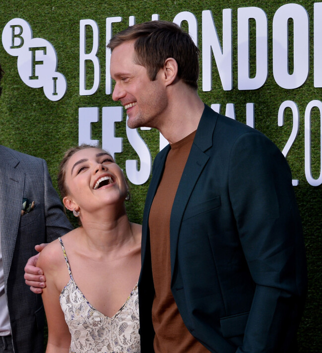 Florence och Alexander. Florence Pugh och Alexander Skarsgård