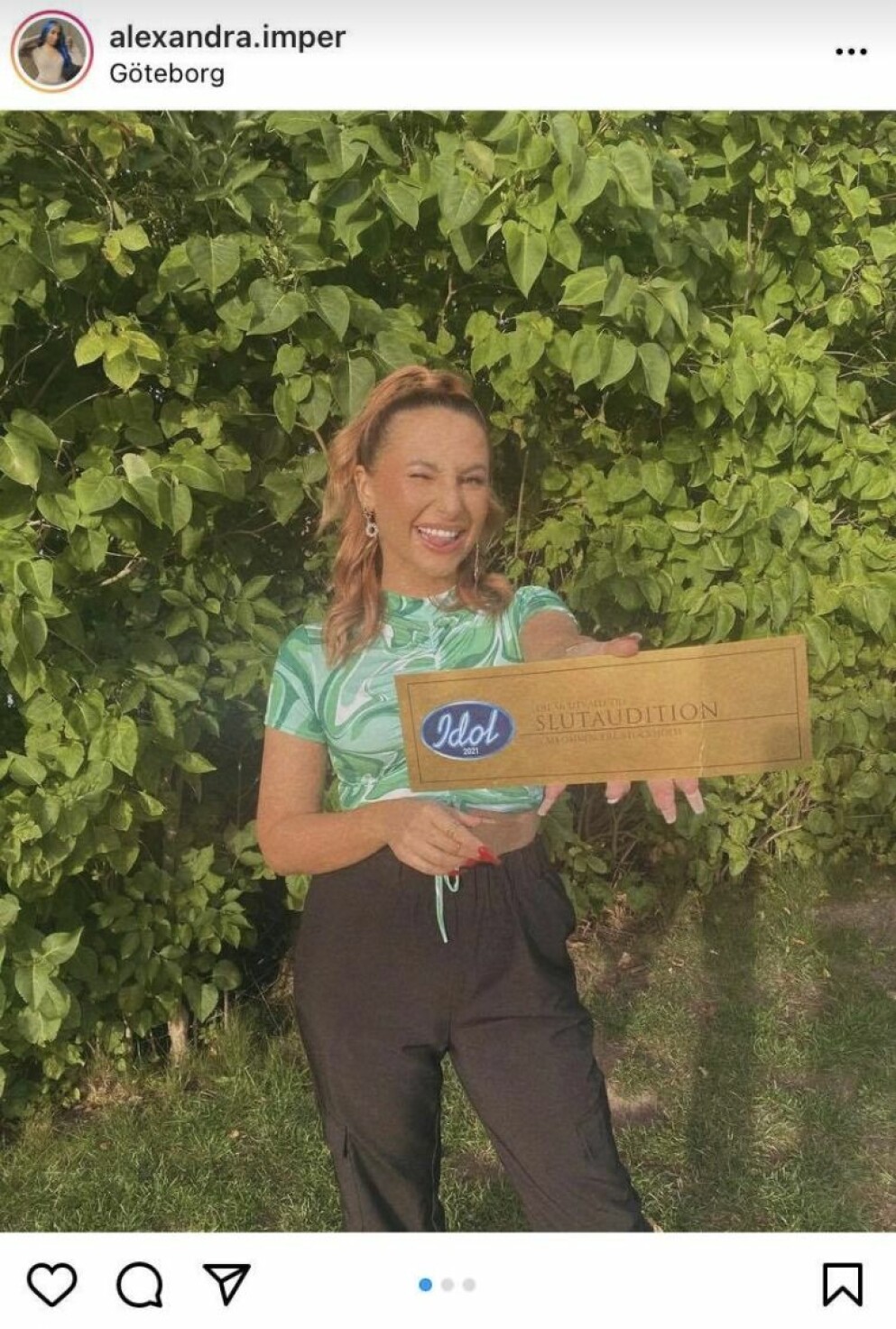 Alexandra Imper. Alexandra Imper på Instagram visar upp sin guldbiljett till Idol 2021