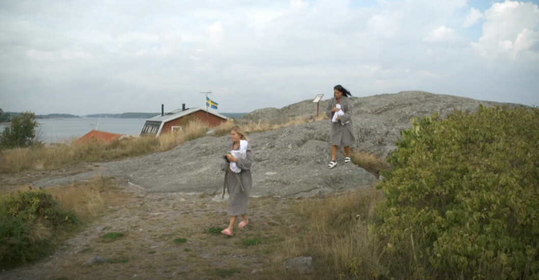 Alldeles utanför dörren ligger skärgården. Pernilla och Sofia tog ett dopp från en närliggande klippa i avsnittet då nya sommarhuset besöktes.