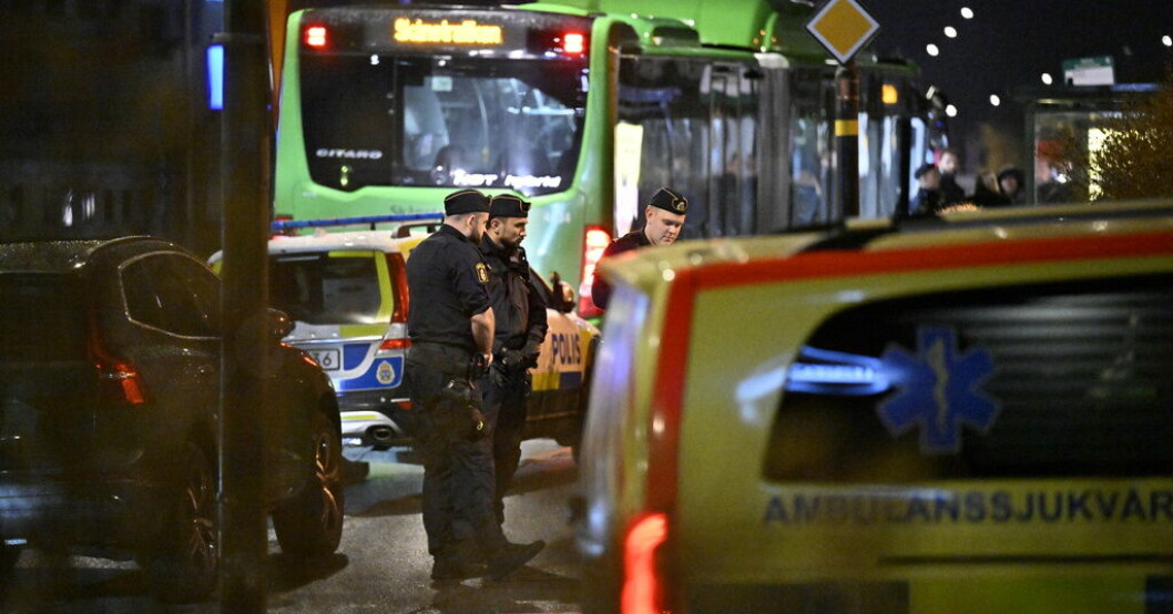 Ambulans och polis på plats i Malmö efter att en flicka knivskurits vid ett rån på en stadsbuss på tisdagskvällen. Rån på buss – flicka knivskuren