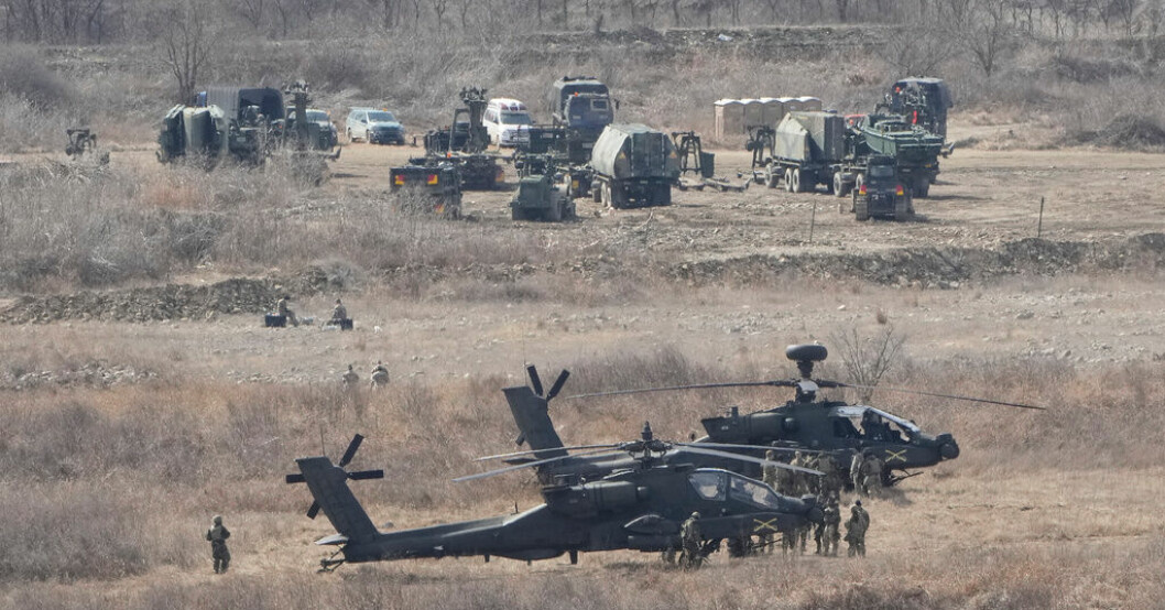 Amerikanska Apache-helikoptrar på plats i Sydkorea nära gränsen till Nordkorea. Nya robotar avfyrade från Nordkorea