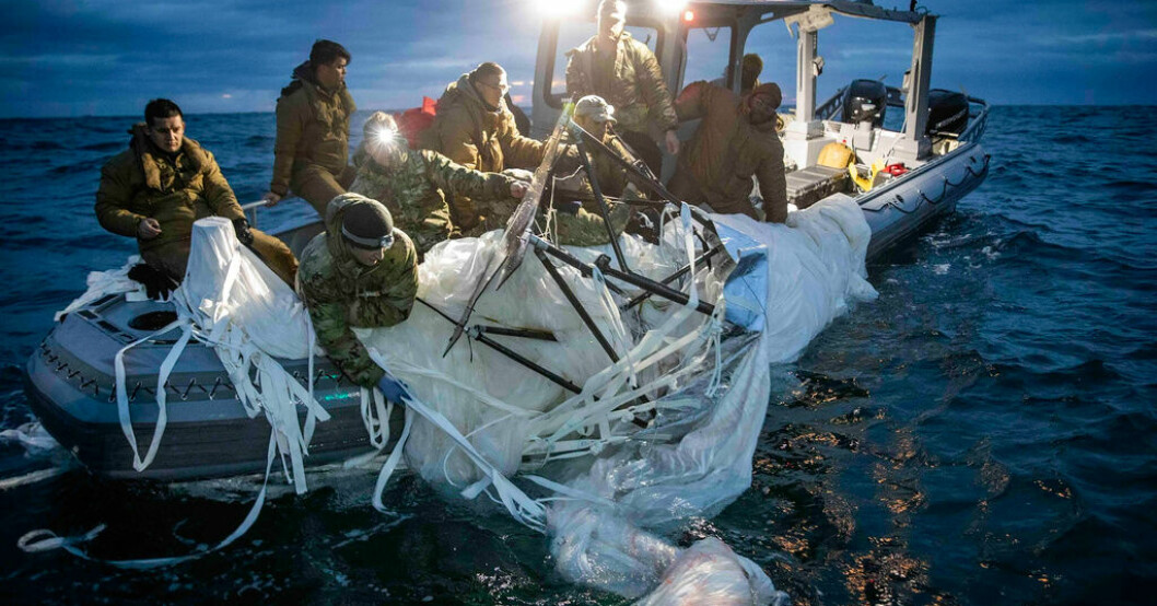 Amerikanska marinsoldater bärgar den misstänkta spionballongen utanför South Carolinas kust. Bild från den 5 februari. USA har informerat Sverige om kinesisk ballong