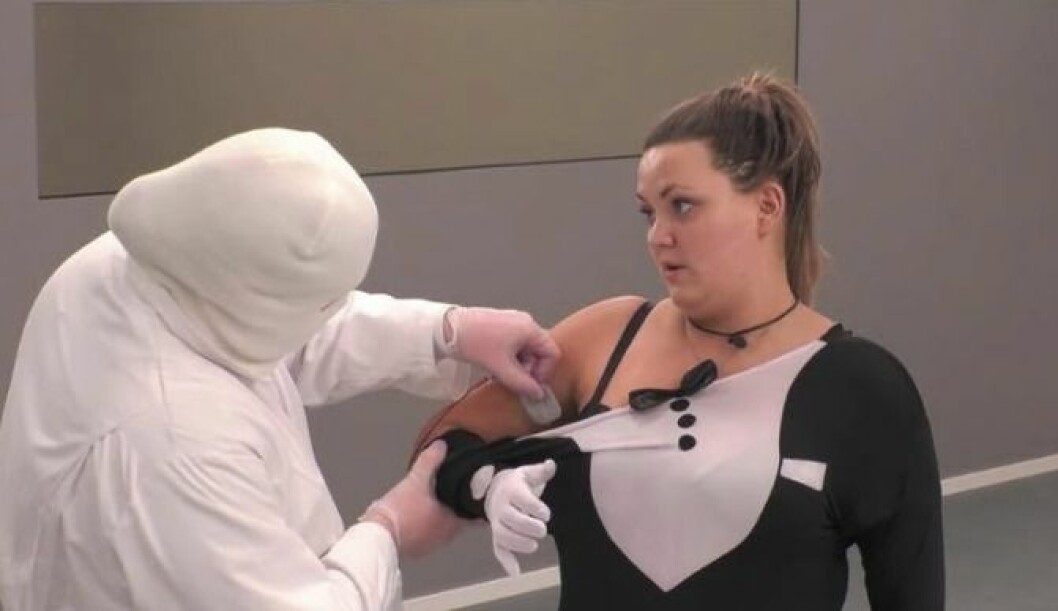 Amilia blir dresserad med butler-dräkt och stötsensorer. FOTO: Cmore Amilia blir dresserad med butler-dräkt och stötsensorer i Big Brother