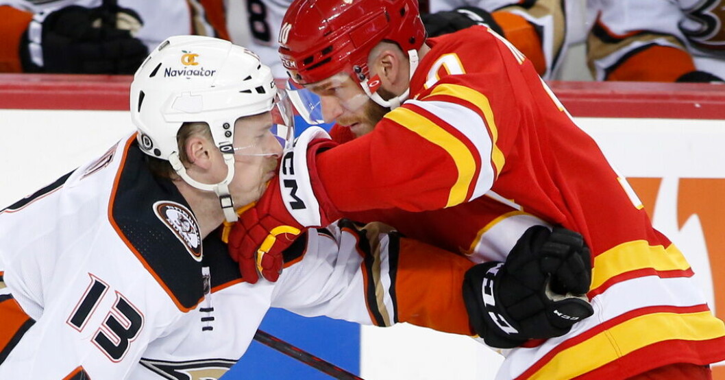 Anaheims Simon Benoit och Calgarys Jonathan Huberdeau. Tung förlust för Calgary