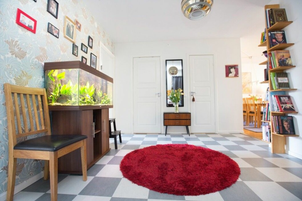 Tre av fyra i familjen gillar akvariet, och därför får det stå kvar. Henrik är dock inget fan. Foto: Malin Bondeson Tre av fyra i familjen gillar akvariet, och därför får det stå kvar. Henrik är dock inget fan. Foto: Malin Bondeson