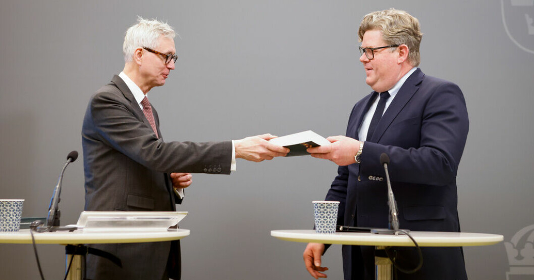 Anders Eka, kommitténs ordförande och justitieråd i Högsta domstolen, lämnar över slutbetänkandet av 2020 års grundlagskommitté. Grundlagsändring ska kräva större majoritet