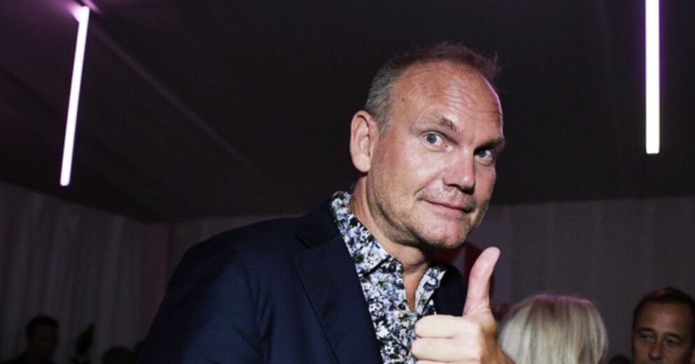 Programledaren Anders S. Nilsson. Anders S. Nilsson gör tummen upp
