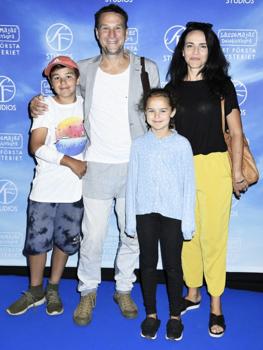 Anders och Kerstin tillsammans med barnen Adrian och Matilda Ryhed-Lundin på premiären av ”LasseMajas Detektivbyrå: Det första mysteriet” på Rigoletto i Stockholm, 2018. FOTO: Karin Törnblom/TT Anders och Kerstin Ryhed Lundin med barn på röda mattan