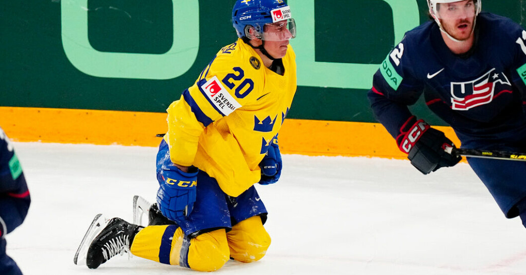 André Petersson efter att ha skadat sig i förlusten mot USA. Nu står det klart att skadan är så allvarlig att han missar resten av VM. Beskedet: VM över för Petersson