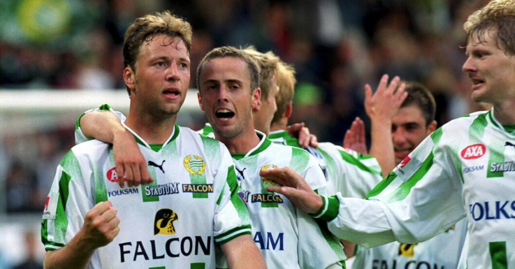 Andreas Bild (till vänster) klappas om av lagkamrater under en match i allsvenskan 2000. Andreas har även två a-landskamper på meritlistan. Andreas Bild.