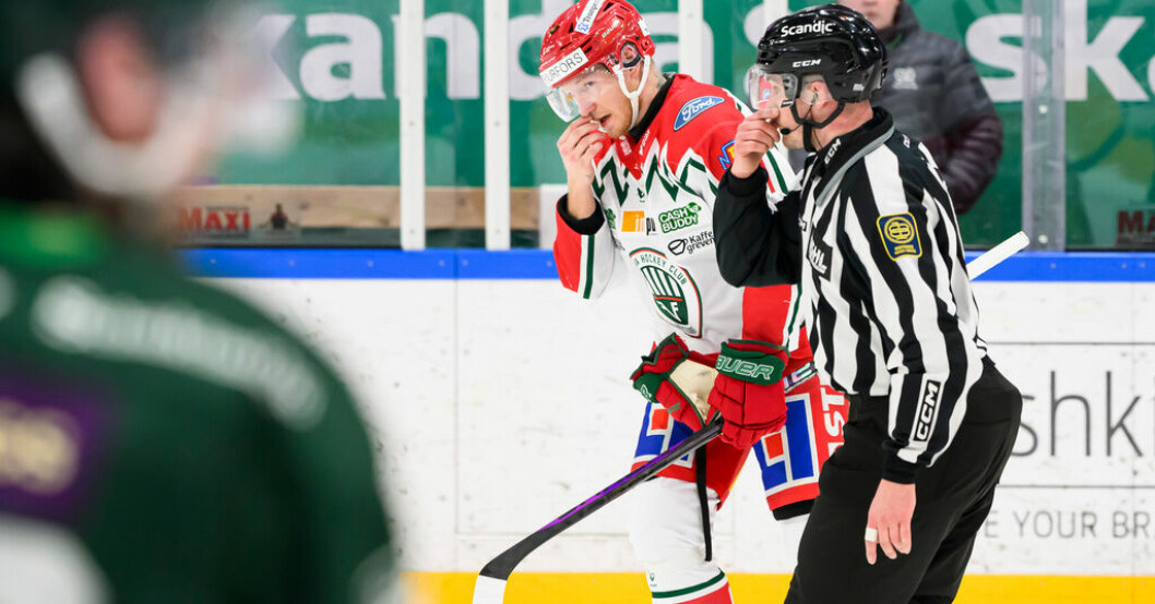 Andreas Borgman lämnar isen efter att ha tilldömts matchstraff i en första SM-kvartsfinalen mot Färjestad. Frölundabacken stängs nu av i ytterligare tre matcher. Frölundas smäll – Borgman avstängd tre matcher