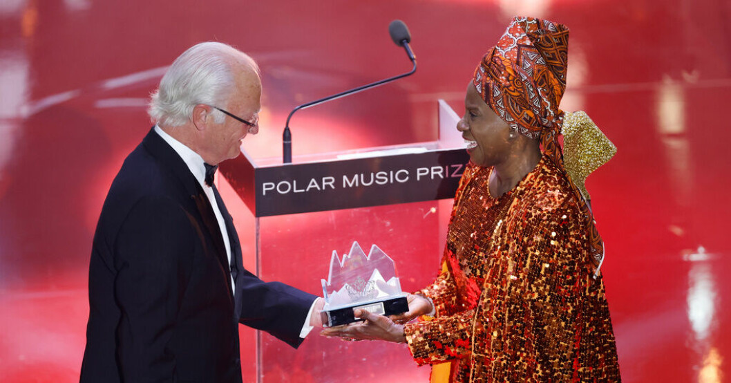 Angélique Kidjo tar emot sitt pris av kung Carl Gustaf på Grand Hotel i Stockholm. Galastämning när Polarprisen delades ut