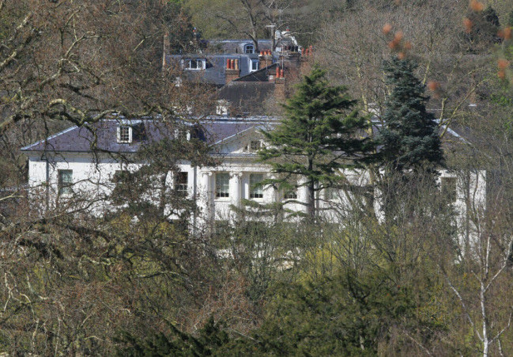 Brad Pitts och Angelina Jolies hem ligger med närhet till både skog och Themsen. Brad Pitt and Angelina Jolie have moved into a new home. The Hollywood couple are reportedly renting the property on the River Thames for £14,700-per-month. The eight bedroom property looks very much like the Whitehouse in Washington DC. Featuring: View Where: United Kingdom When: 12 Apr 2016 Credit: WENN.com **No Internet Use** *** Local Caption *** 21.23739210
