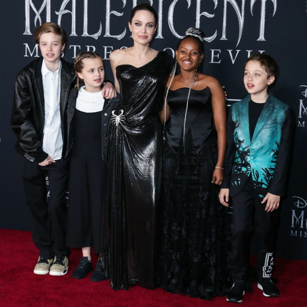 Angelina Jolie med barnen Pax, Zahara, Shiloh, Know och Vivienne på premiären. Angelina Jolie med barnen Pax, Zahara, Shiloh, Know och Vivienne på premiären av Maleficent: Mistress of evil.