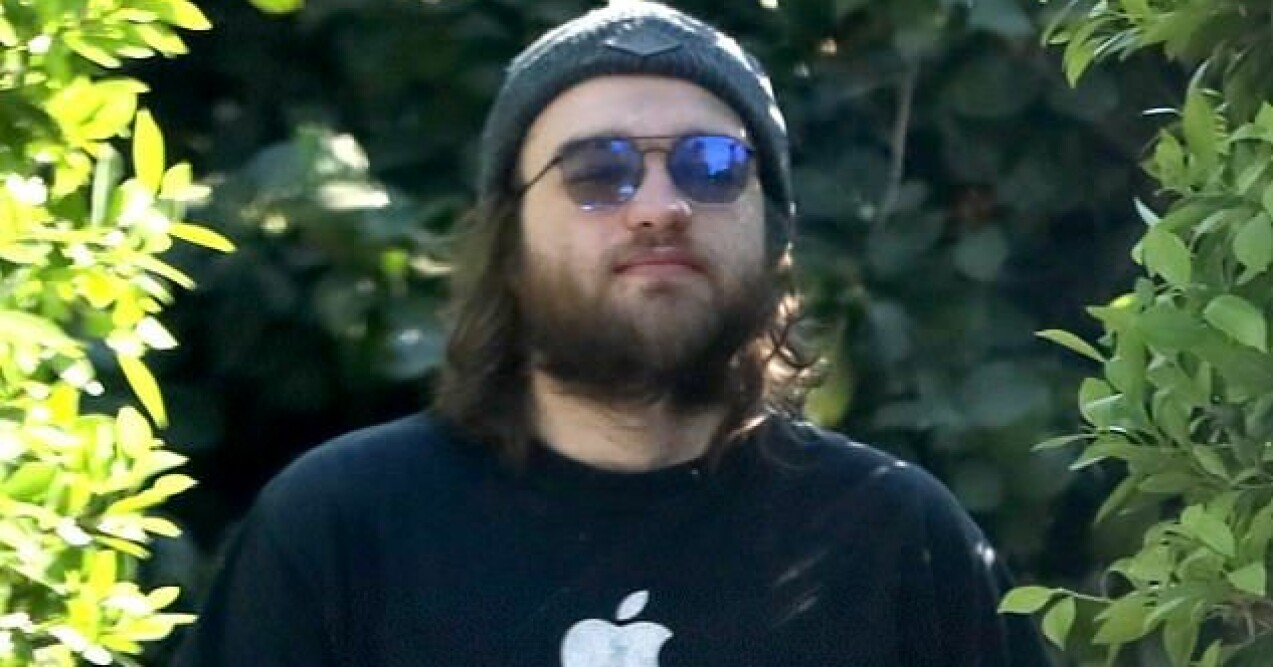 Angus T. Jones är ute på en promenad nära hemmet. Angus Turner Jones